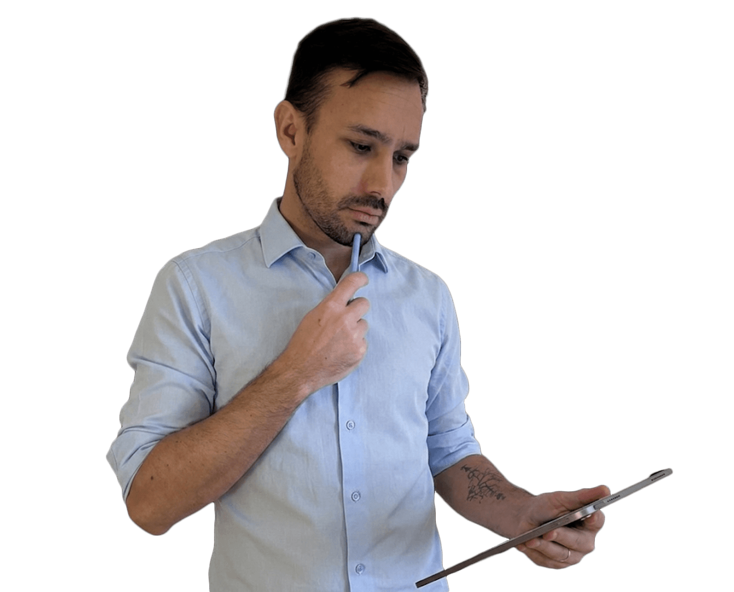 Felipe Ibar revisando el diseño de un sitio web en una tablet