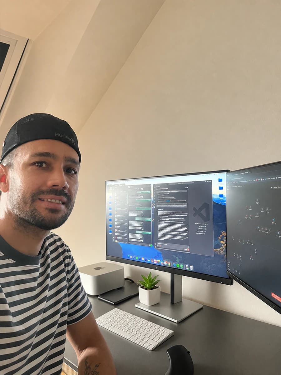 Felipe Ibar trabajando en su computador
